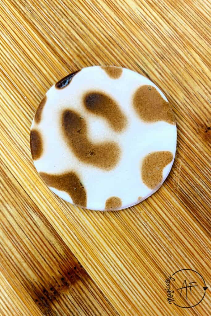 Cheetah pattern on white fondant.